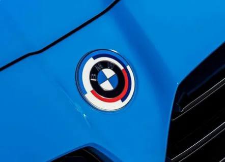 BMW приостанавливает поставки автомобилей в Россию из-за санкций