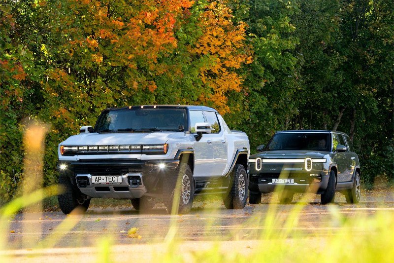 Сравнение внедорожников: GMC Hummer EV против Rivian R1S