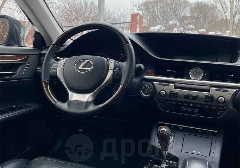 Выбор между Lexus ES250 и Toyota Camry: что выбрать?