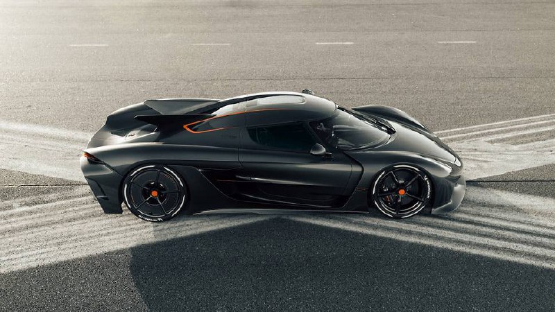 Уникальный гиперкар Koenigsegg украшен золотом и карбоном