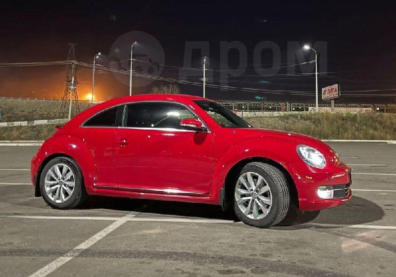 Яркий Volkswagen Beetle 2014 года в продаже