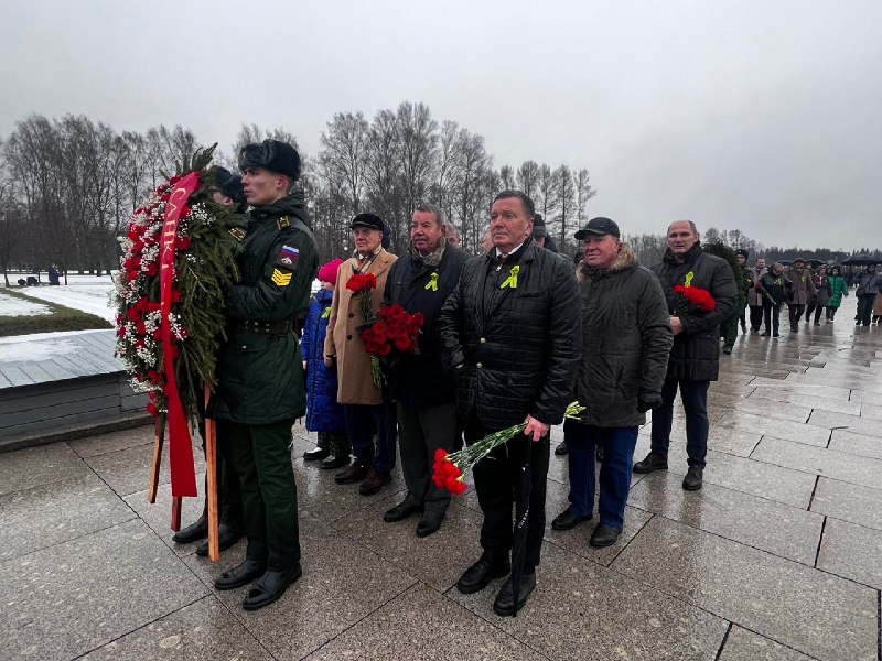 Память о героизме ленинградцев: церемония на Пискаревском мемориале