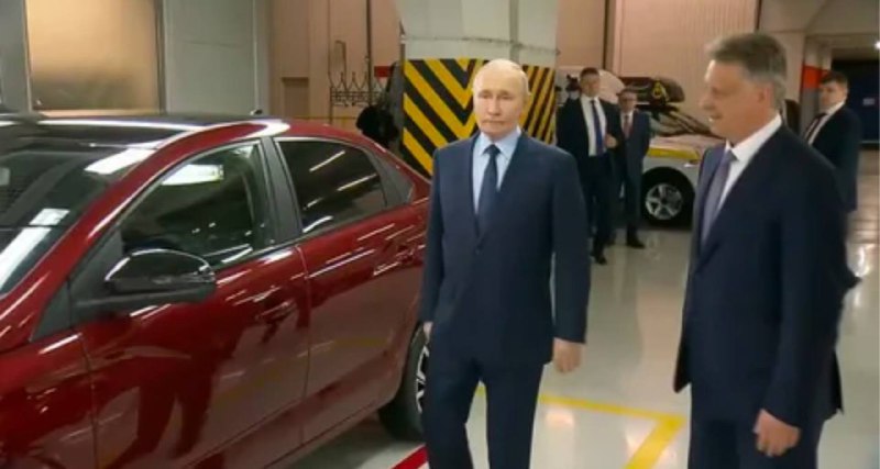 Путин призывает увеличить долю российских автомобилей в такси