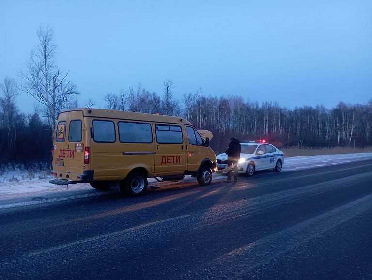 Сотрудники ГИБДД помогли школьному автобусу в Кузбассе