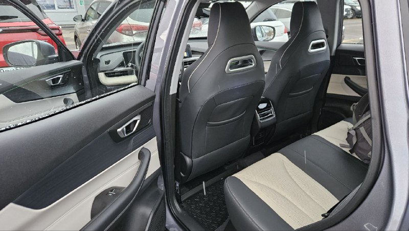 Сравнение кроссоверов Tiggo 4 и Jetour X50