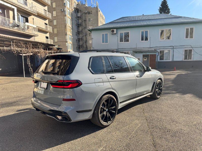 Новый BMW X7 xDrive40i: Доставка и Услуги