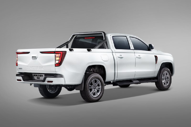 Сравнение китайского пикапа Sinotruk Bolden S6 с Toyota Hilux Champ