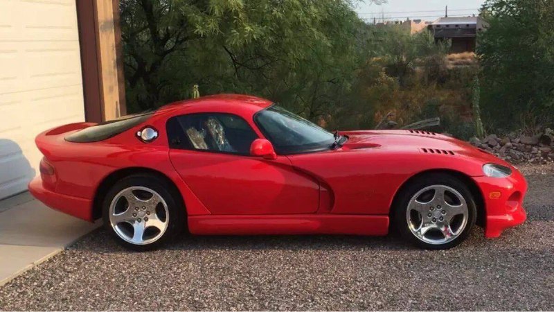 Редкий спорткар: 23-летний Dodge Viper в идеальном состоянии