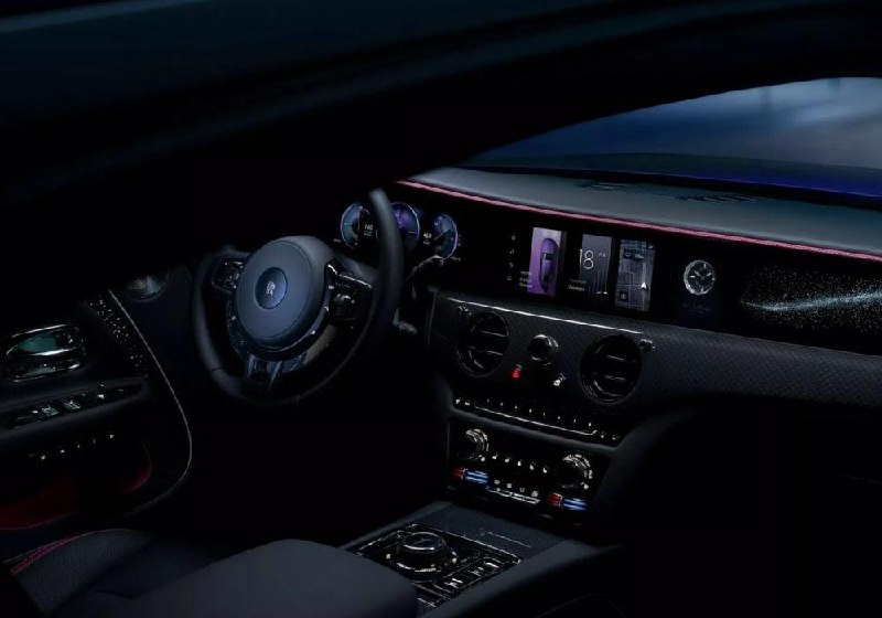 Rolls-Royce представляет мощнейшее электрокупе Spectre Black Badge