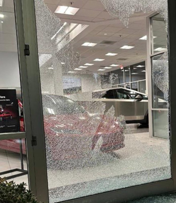 Атака на шоурум Tesla: угроза жизни Элонa Маску