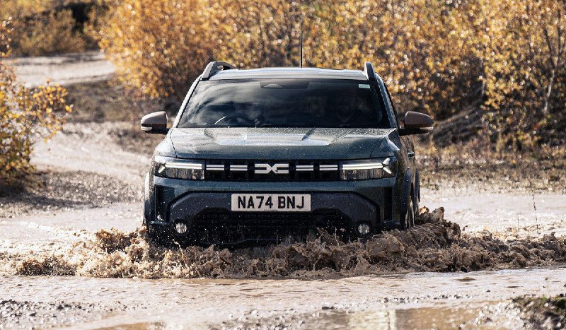 Новая версия кроссовера Dacia Duster с гибридной системой