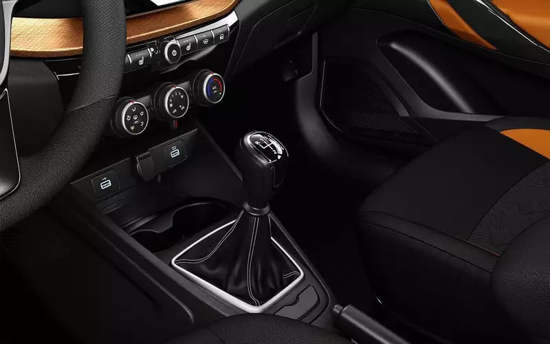 Новая модель Lada Vesta с 6-ступенчатой механикой вышла в продажу