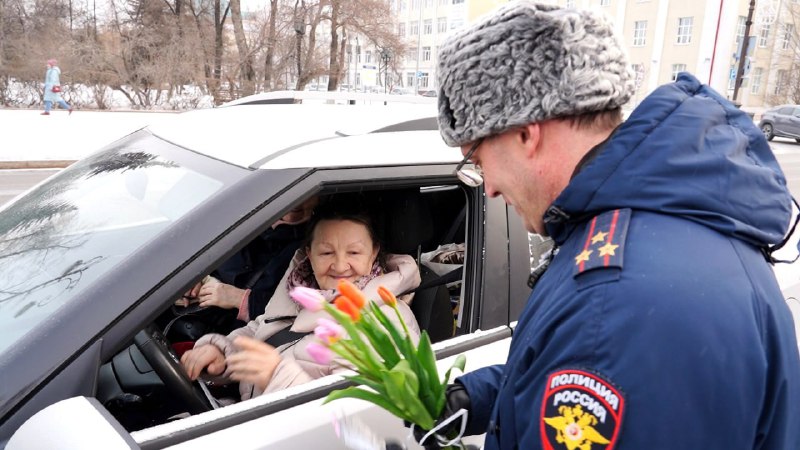 Сотрудники Госавтоинспекции дарят женщинам цветы и поздравления
