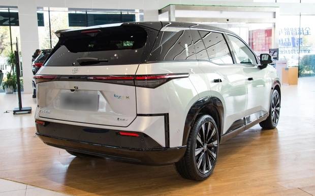 Обзор нового кроссовера Toyota bZ3X: старт продаж в Китае