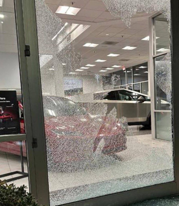 Атака на шоурум Tesla в США: угроза жизни Элон Маску