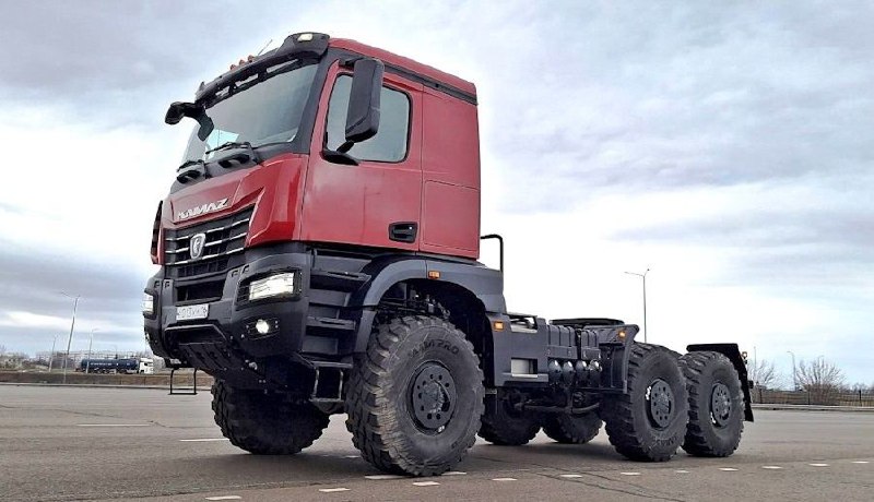 КАМАЗ представляет новейший седельный тягач с формулой 6x6