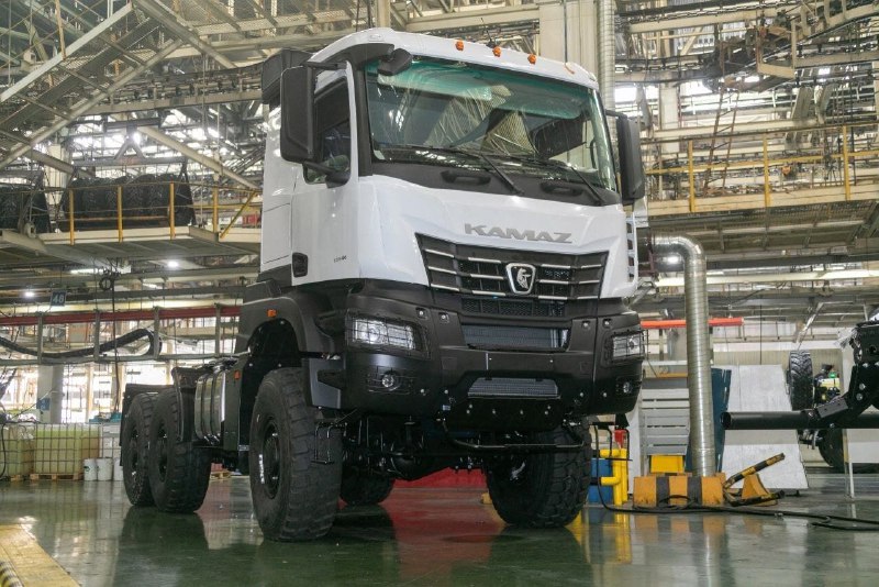 КАМАЗ представляет новейший седельный тягач с формулой 6x6