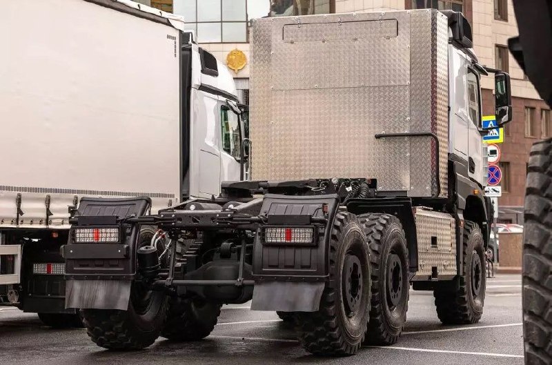 КАМАЗ представляет новейший седельный тягач с формулой 6x6