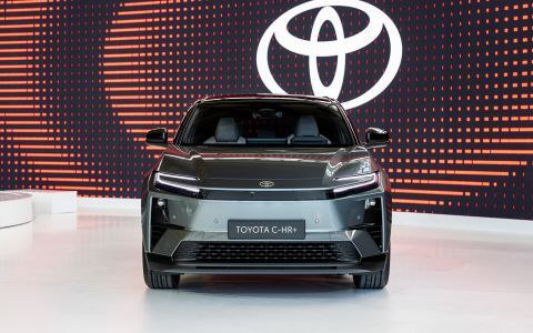 Toyota представляет новый электрический кроссовер C-HR+
