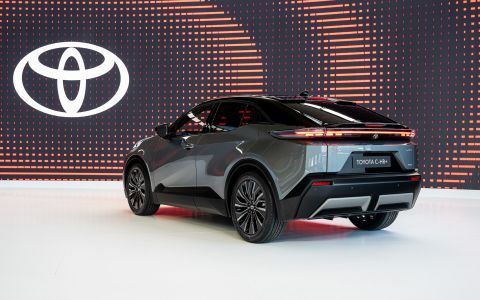 Toyota представляет новый электрический кроссовер C-HR+