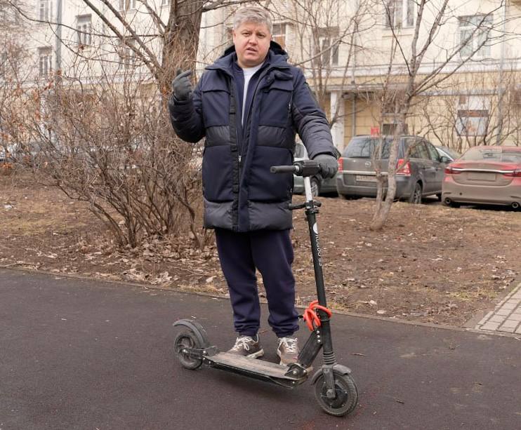 Скандал с незаконным штрафом для матери, использующей самокат с дочкой
