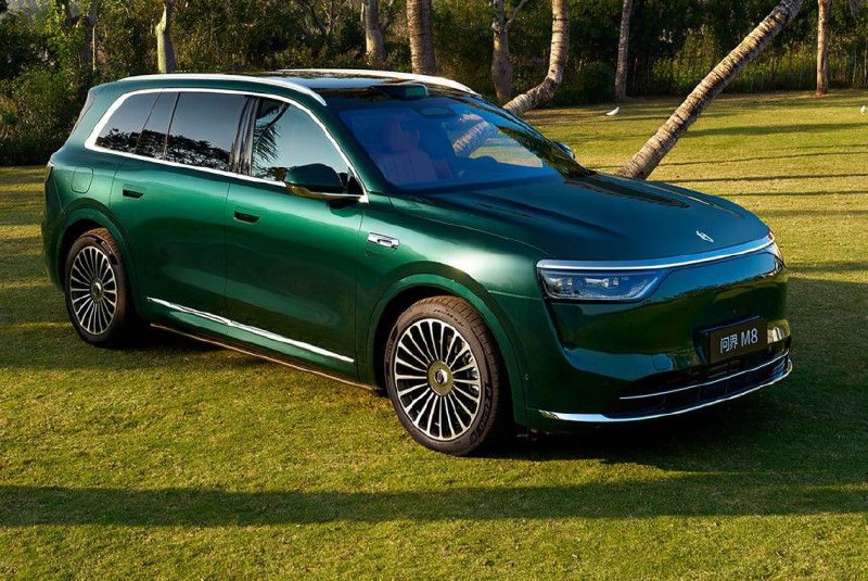 Новый кроссовер Aito M8 на рынке Китая