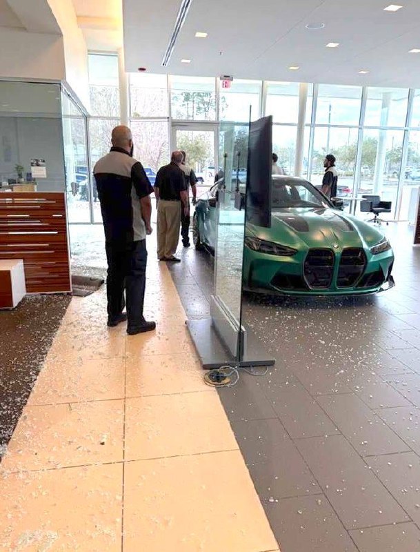 Неудачная попытка тест-драйва приводит к аварии в автосалоне