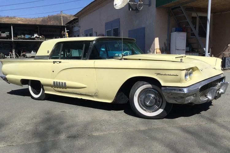 Уникальный Ford T-Bird 1957 года на фоне современных автомобилей