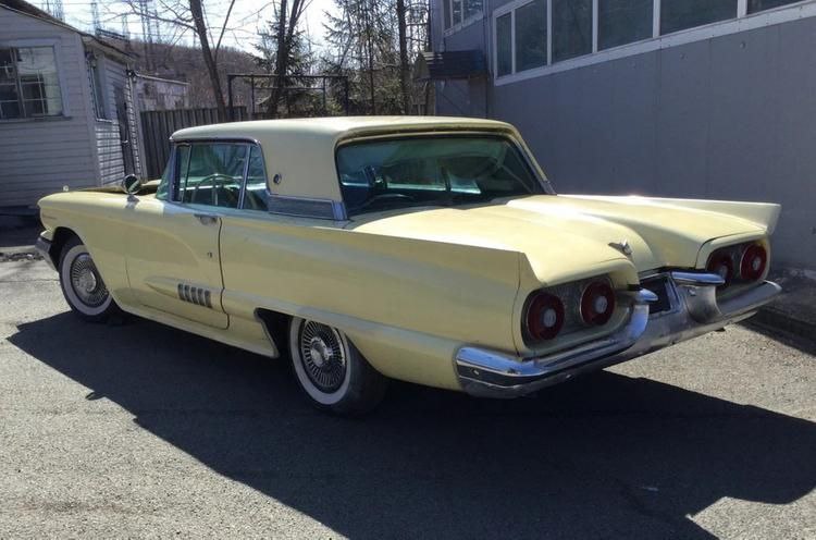 Уникальный Ford T-Bird 1957 года на фоне современных автомобилей