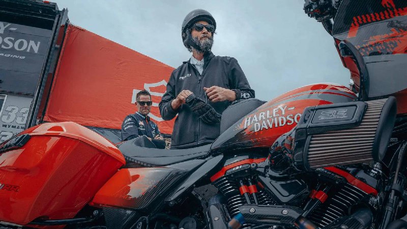 Новый мощный мотоцикл Harley: CVO Road Glide RR 2025