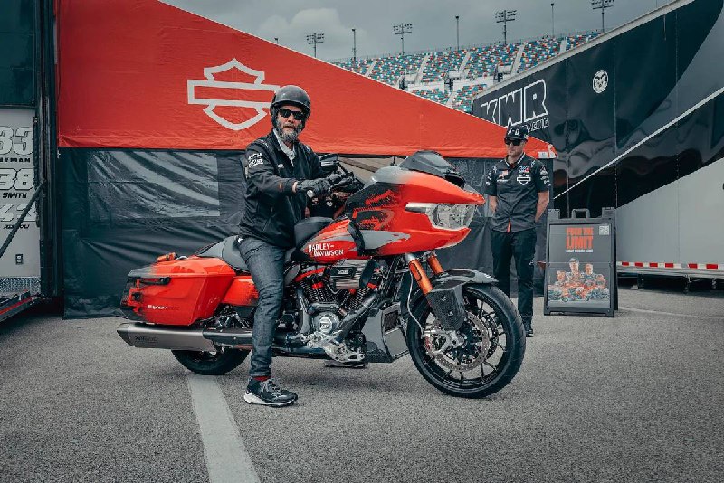 Новый мощный мотоцикл Harley: CVO Road Glide RR 2025