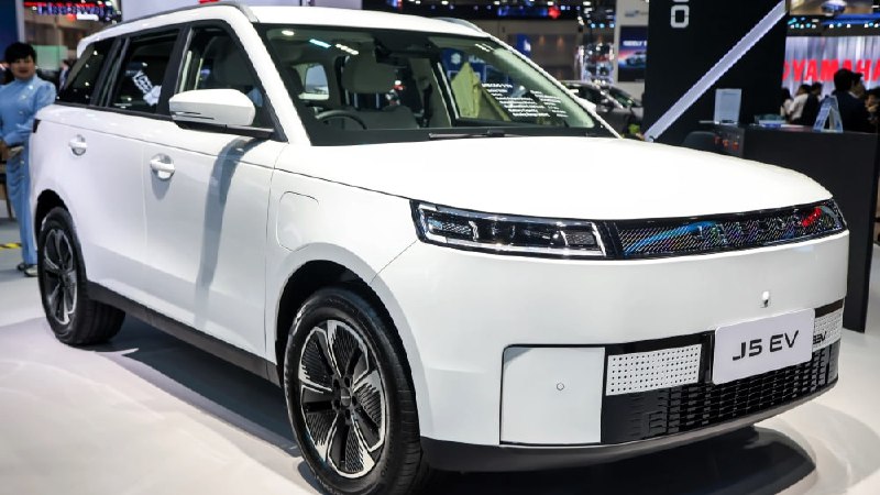 Автосалон в Бангкоке: новые модели Chery и неожиданные ситуации
