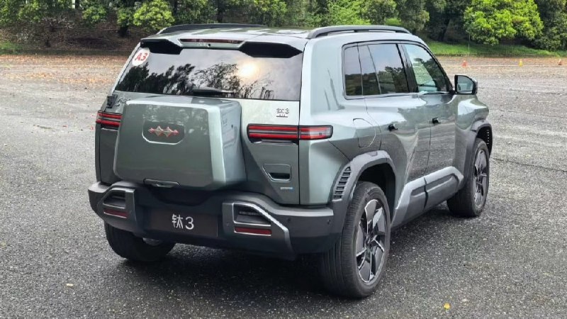 Новый электрический кроссовер BYD Titanium 3 с интегрированным дроном