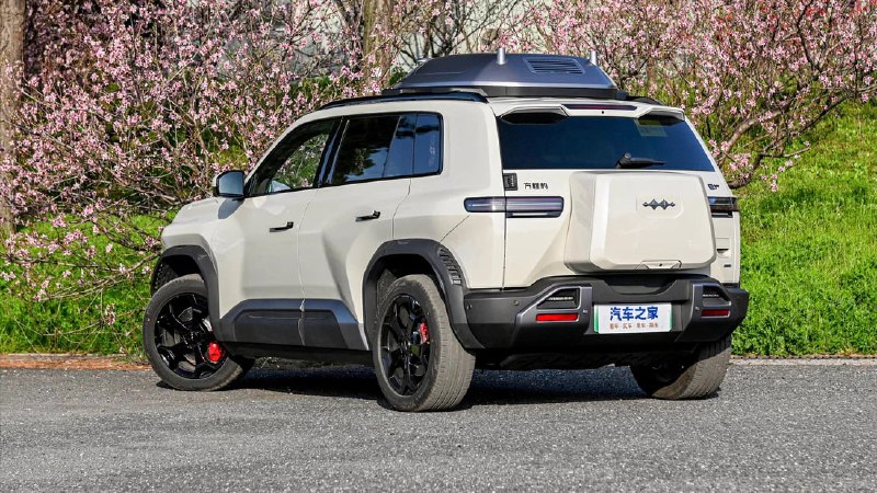 Новый электрический кроссовер BYD Titanium 3 с интегрированным дроном