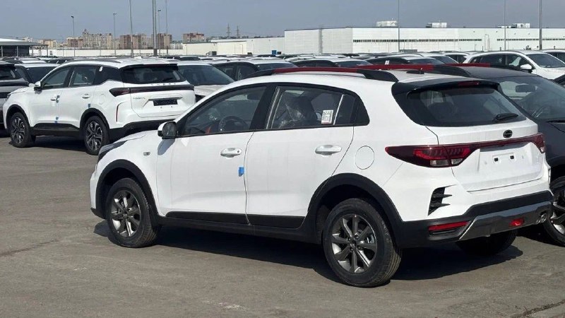Новые автомобили Solaris KRX и Chery Tiggo 7L замечены на старом заводе GM в Санкт-Петербурге