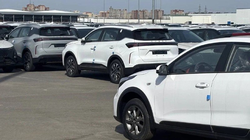Новые автомобили Solaris KRX и Chery Tiggo 7L замечены на старом заводе GM в Санкт-Петербурге
