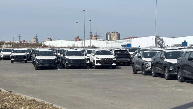 Новые автомобили Solaris KRX и Chery Tiggo 7L замечены на старом заводе GM в Санкт-Петербурге