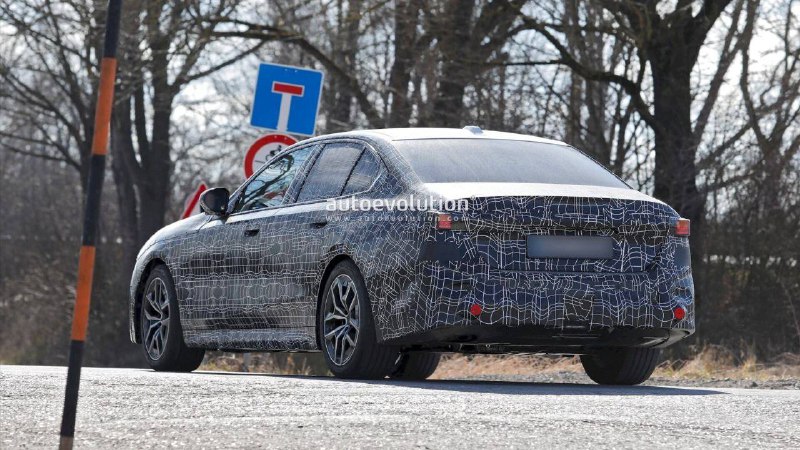 Новые детали о рестайлинге BMW 5 в стилистике Neue Klasse