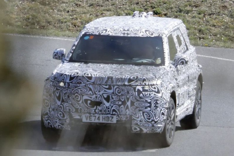 Новый компактный Land Rover Defender проходит испытания