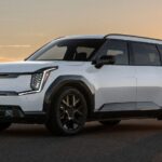 Новый электрический кроссовер Kia EV9 Nightfall Edition на автосалоне в Нью-Йорке