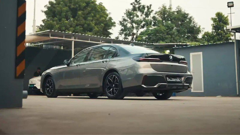 Переделка классического BMW 7 серии под дизайн нового поколения