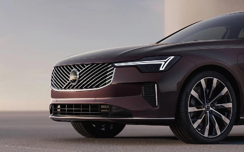Обновленный седан Volvo S90: новый дизайн и расширенные гибридные возможности