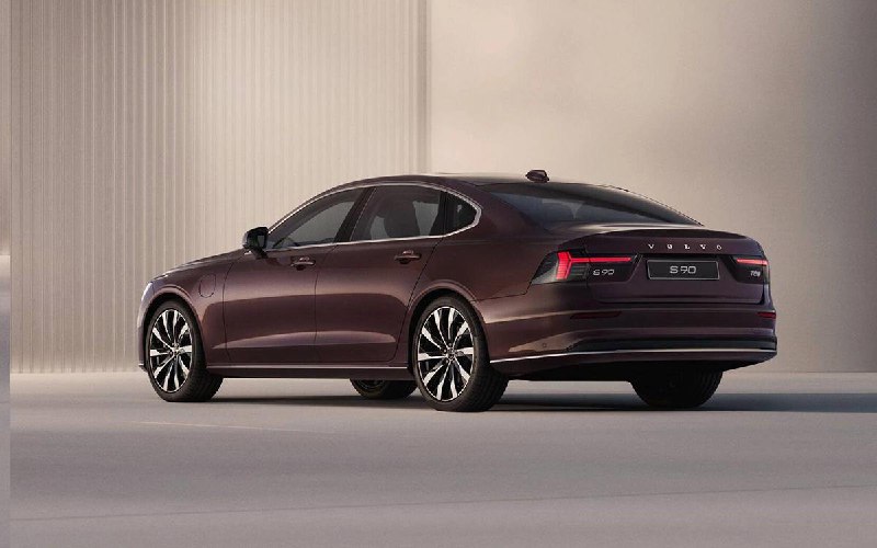 Обновленный седан Volvo S90: новый дизайн и расширенные гибридные возможности
