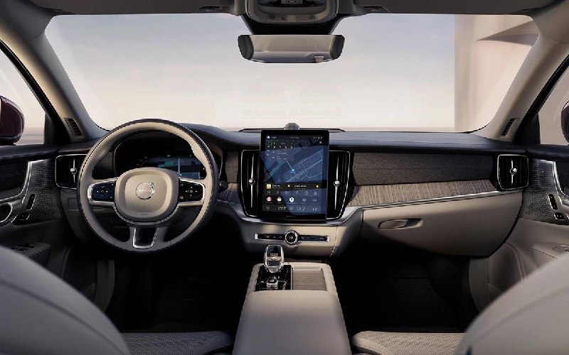 Обновленный седан Volvo S90: новый дизайн и расширенные гибридные возможности