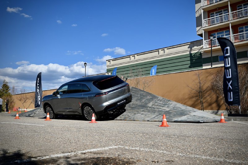 В России представлен новый гибридный кроссовер Exlantix ET от Chery