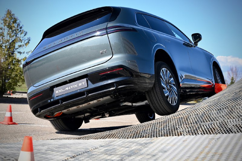 В России представлен новый гибридный кроссовер Exlantix ET от Chery
