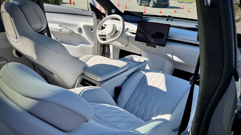 В России представлен новый гибридный кроссовер Exlantix ET от Chery