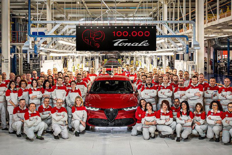 Выпуск 100-тысячного кроссовера Alfa Romeo Tonale с итальянского завода Stellantis