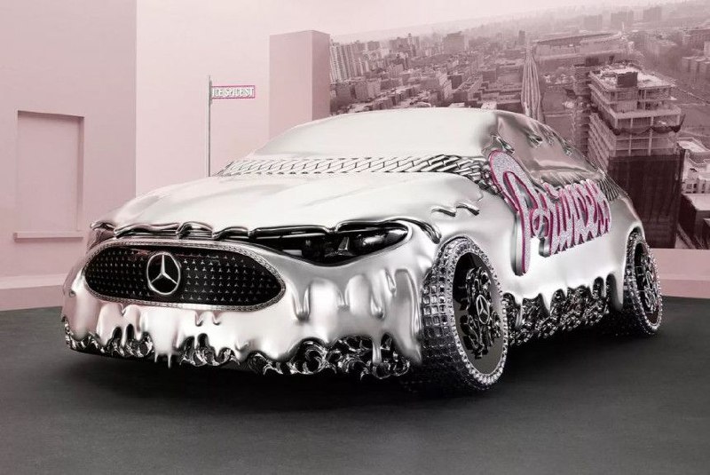 В Нью-Йорке представлен уникальный арт-кар Mercedes-Benz CLA в стиле «расплавленного хрома»