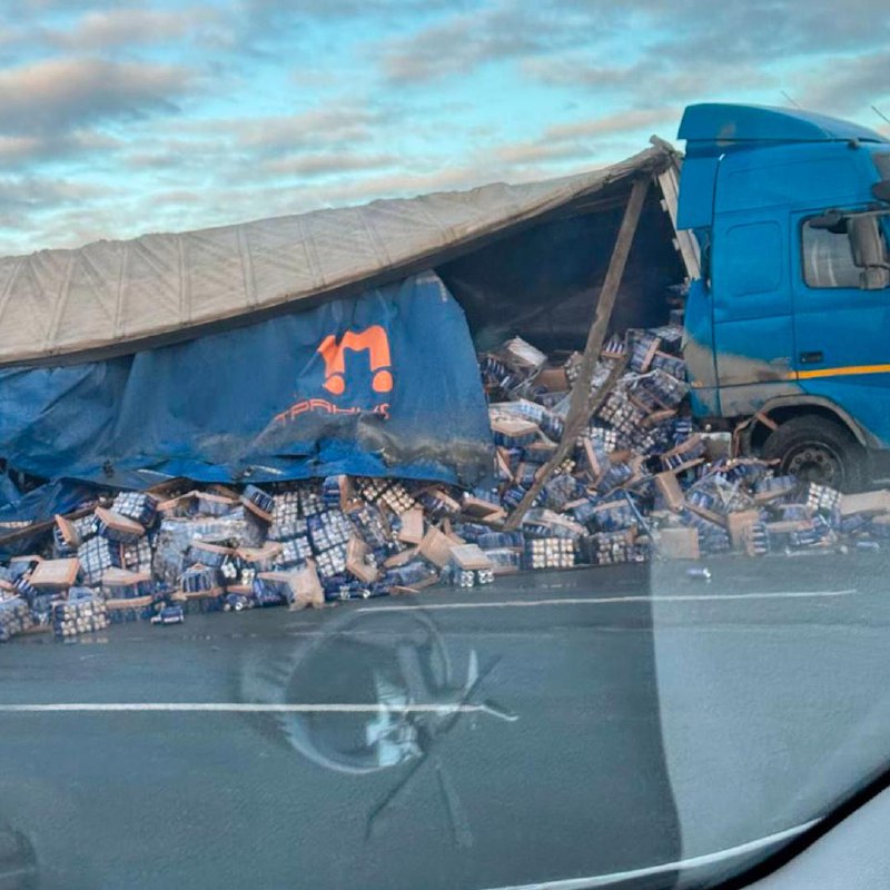 На КАД в Петербурге произошла необычная авария — зона покрыта пивом
